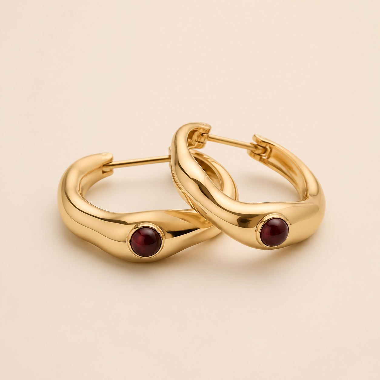 Aretes Amelia en tono dorado y borgoña