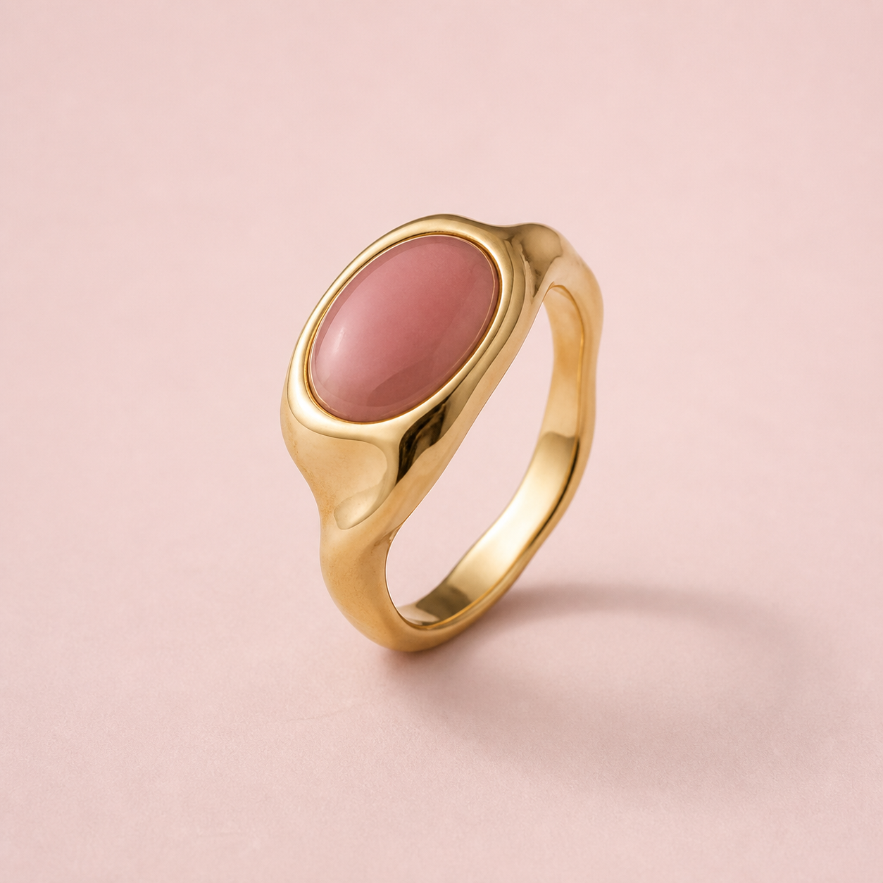 Anillo Vittoria dorado con piedra rosa